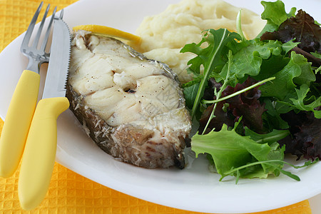 煮鱼和马铃薯泥鱼片午餐饮食沙拉柠檬土豆海鲜餐巾盘子海洋图片