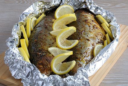 在香料和药草中烤焦的产品铝箔鲱鱼饮食草本植物营养烤箱烧烤芳香图片