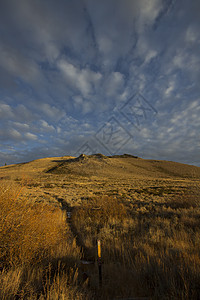 带天空的山地山脉阳光旅游天际沙漠太阳目的地日落风景场景剪影图片