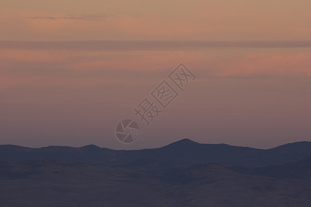 带天空的山地山脉风景剪影目的地阳光太阳场景旅游日落沙漠天际图片