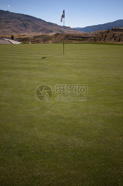 高尔夫球场有绿草和清蓝的天空植物摄影草地阳光运动场课程场地草皮园景风景图片