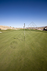高尔夫球场有绿草和清蓝的天空植物风景土地草地摄影栽培画幅运动场园景娱乐图片