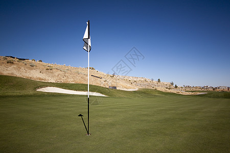 高尔夫球场有绿草和清蓝的天空画幅栽培面积活力园景环境风景阳光土地植物图片