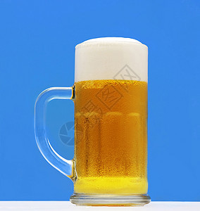 蓝底的啤酒杯图片
