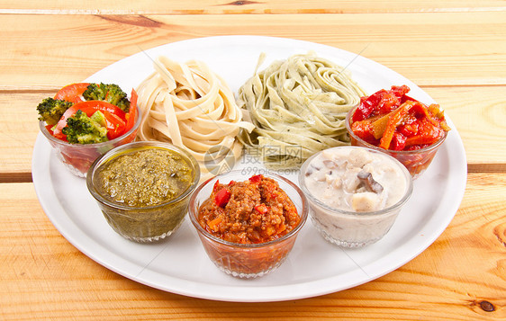 两意大利面条和五种不同的调味品营养餐厅食物盘子叶子美味草本植物午餐美食文化图片