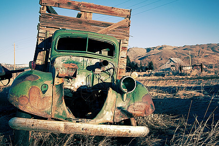 田里老旧的生锈卡车乡村小屋陆地谷仓腐烂车辆场地车轮古董窝棚图片