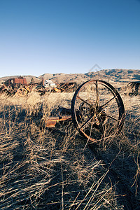 田野中的旧农场设备地面运输农业谷仓工作农村风化国家草原拖拉机图片