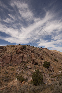 高沉落的岩石状山坡 有蓝天空和美丽的couds旅游阳光土地地平线山峰荒野沙漠岩石自由高地图片