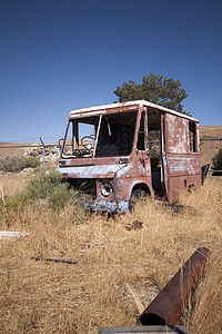 废弃的旧旧生锈卡车复古红色画像太阳风格草原交通棕色风景热情图片