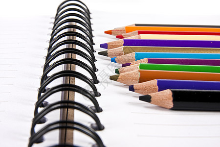 彩色铅笔白色绿色木头棕色教育铅笔画记事本灰色办公用品红色图片