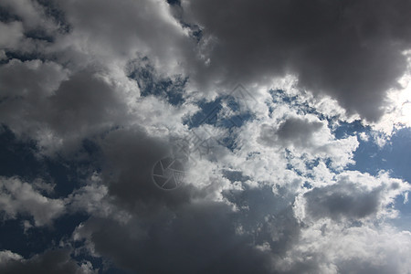 暴风雨后阴云笼罩蓝色天气风景天空风暴云场景气候摄影水平阳光图片