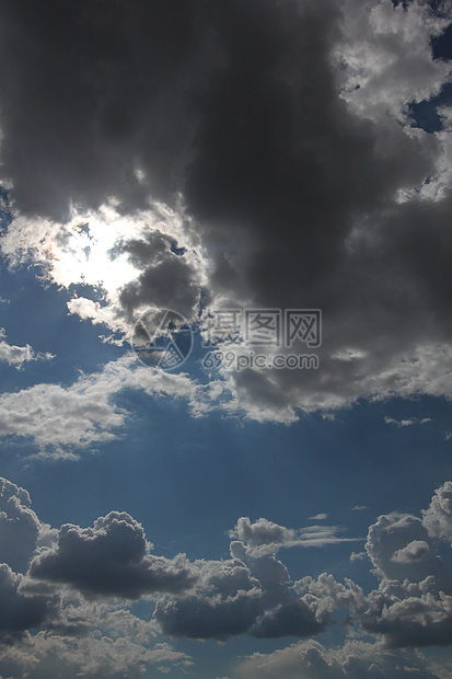 暴风雨后阴云笼罩阳光水平摄影风景天空气候风暴云蓝色场景天气图片