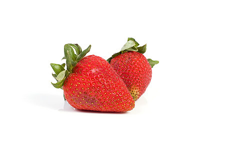 隔绝时新鲜的草莓甜食浆果健康饮食新鲜感水平叶子水果食物反射绿色背景图片