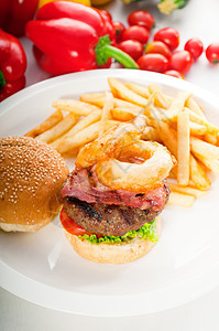 经典汉堡三明治和薯条午餐熏肉营养垃圾洋葱芝麻沙拉食物牛肉蔬菜图片