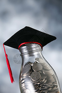 用于教育的储蓄存款债务储物毕业帽经济股票白色金融家庭玻璃文凭图片