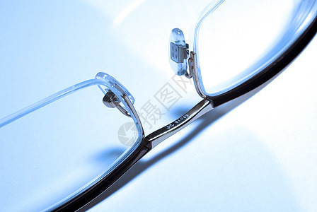 白色背景的眼镜紧贴反射阴影框架玻璃配镜师镜片验光眼科塑料光学图片