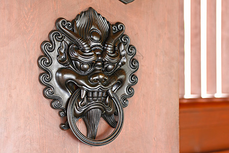 狮子门锁木头宗教入口寺庙古董建筑学文化建筑装饰品圆圈图片