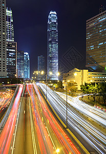 夜间通过市区的交通流量摩天大楼旅行景观商业城市金融市中心建筑学小径蓝色图片