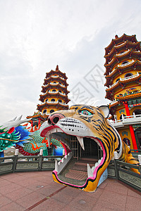 台湾龙虎塔文化老虎蓝色宝塔宗教曲线寺庙传统栏杆天空图片