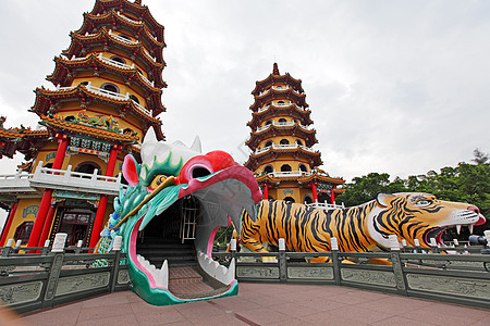 龙虎塔八角形阳台传统曲线栏杆蓝色神社石头天空古董背景图片