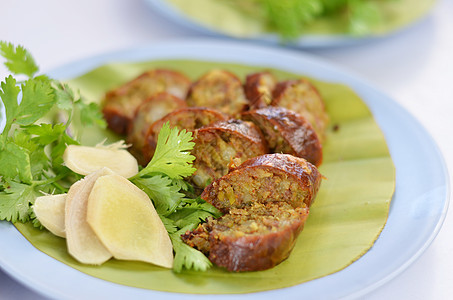 泰国辣香肠树叶柠檬蔬菜肉丸青葱草本植物洋葱猪肉美食辣椒图片