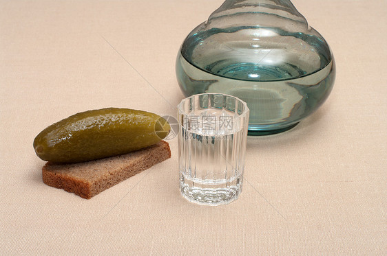 伏特加和点心团体面包蔬菜饮料棕色液体酒杯桌子黄瓜玻璃图片