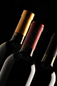 一组葡萄酒瓶团体白酒图片