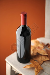 红红葡萄酒包装红色国家叶子棕色瓶子标签商品木头图片