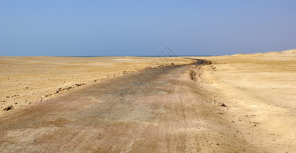 沙漠和红海的公路横跨地平线图片