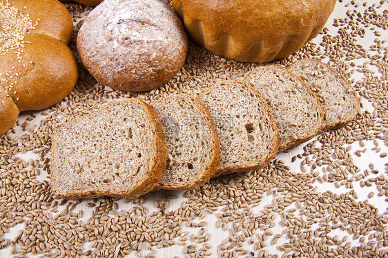 新鲜的烤面包小麦静物烘烤团体食物焙烤早餐馒头拓荒者营养图片