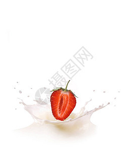 掉入成熟草莓导致的奶粉喷涌图片