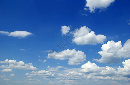 天空气氛晴天云景季节环境天气沉淀阳光蓝色积雨图片