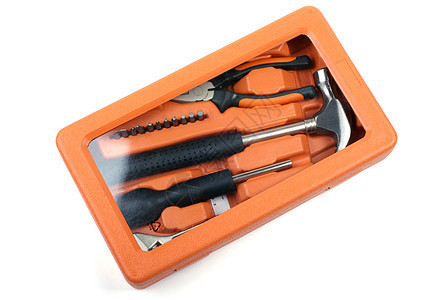 橙色塑料工具箱 有一套在白色背面隔离的工具图片