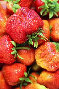 新鲜草莓作为背景或壁纸 有选择的重点甜点框架果汁季节小吃种子水果墙纸叶子早餐图片