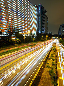 夜间与城市交接商业驾驶汽车公共汽车摩天大楼首都交通街道车辆场景图片