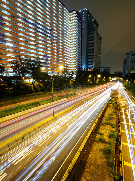 夜间与城市交接商业驾驶汽车公共汽车摩天大楼首都交通街道车辆场景图片