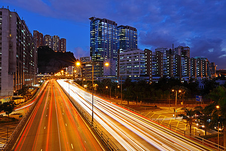 晚上在城市高速公路上大灯曲线车辆速度划分场景城市射线运动土地图片