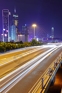 夜间特大城市的灯光足迹旅行驾驶天际蓝色景观商业戏剧性汽车场景公共汽车图片