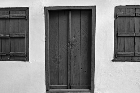木制门村庄建筑学木头房子住宅风化乡村黑色百叶窗白色图片