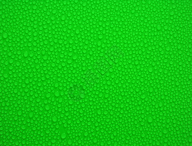 翠绿的泉水雨滴绿色宏观飞沫口渴雨水水分水滴淬火图片