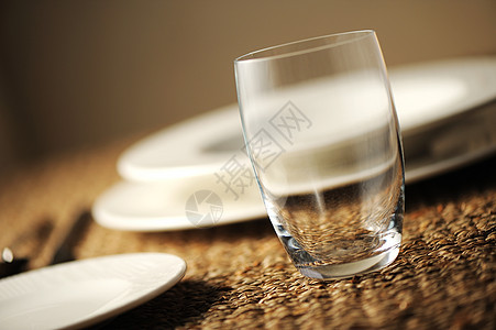 以柔软的灯光把餐桌关上用餐餐厅制品陶瓷玻璃图片