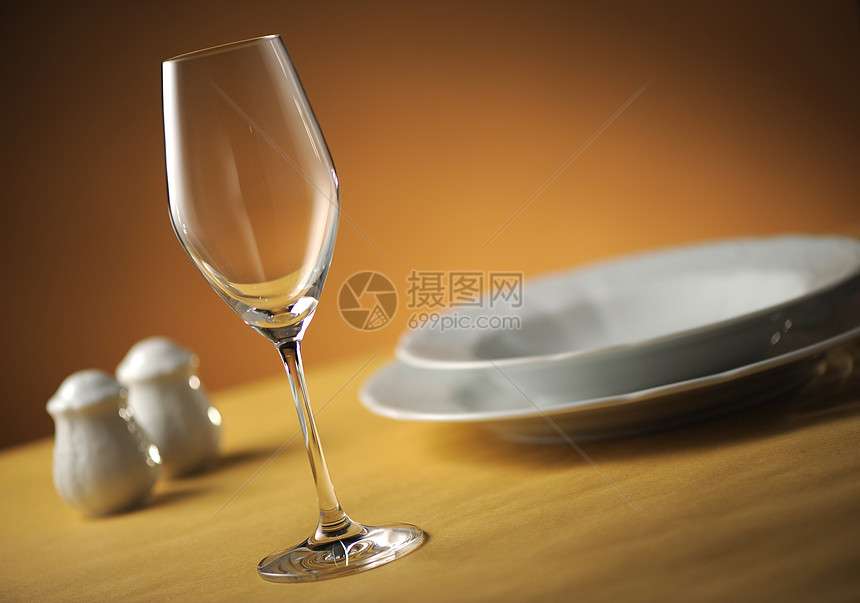 在桌上的玻璃杯上 紧闭 浅度 dof用餐玻璃陶瓷制品餐厅图片