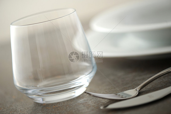 位置设置餐具柔焦家居桌子玻璃酒店餐刀宏观银器金属图片