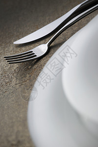 餐桌上的银器贴近了柔焦餐具桌子宏观家居金属酒店餐刀行业图片