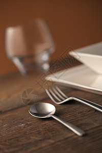 餐桌上的银器贴近了酒店柔焦行业家居宏观金属桌子勺子图片