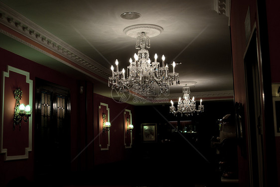 黑暗黑厅照亮晶晶古代吊灯图片