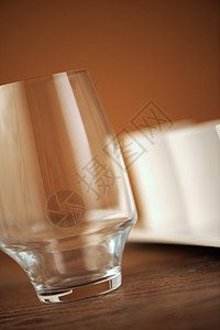 在桌上的玻璃杯上 紧闭 浅度 dof用餐制品餐厅玻璃陶瓷图片