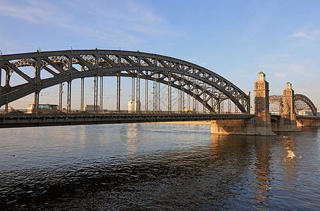 彼得大桥 圣彼得堡 俄罗斯联邦景观金属蓝色工程建筑反射太阳街道城市框架图片