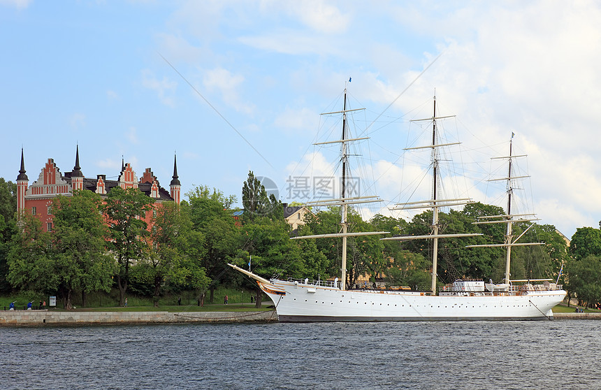 瑞典斯德哥尔摩港的老战舰反射天空场景旅游景观树木乘客蓝色旅行游艇图片