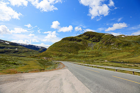 挪威公路 位于山脉深处 斯堪的纳维亚欧尔运输环境国家旅行房子框架爬坡天空岩石蓝色图片